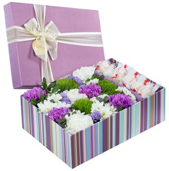 Коробка с цветами грин трик, хризантема, гвоздика, раффаэлло