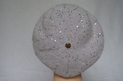 Зимний берет женский лилового цвета фото