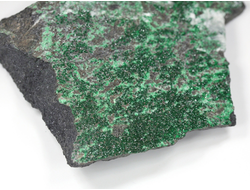 Уваровит кристаллы на породе, Урал (72*73*18 мм, 124 г) №25856