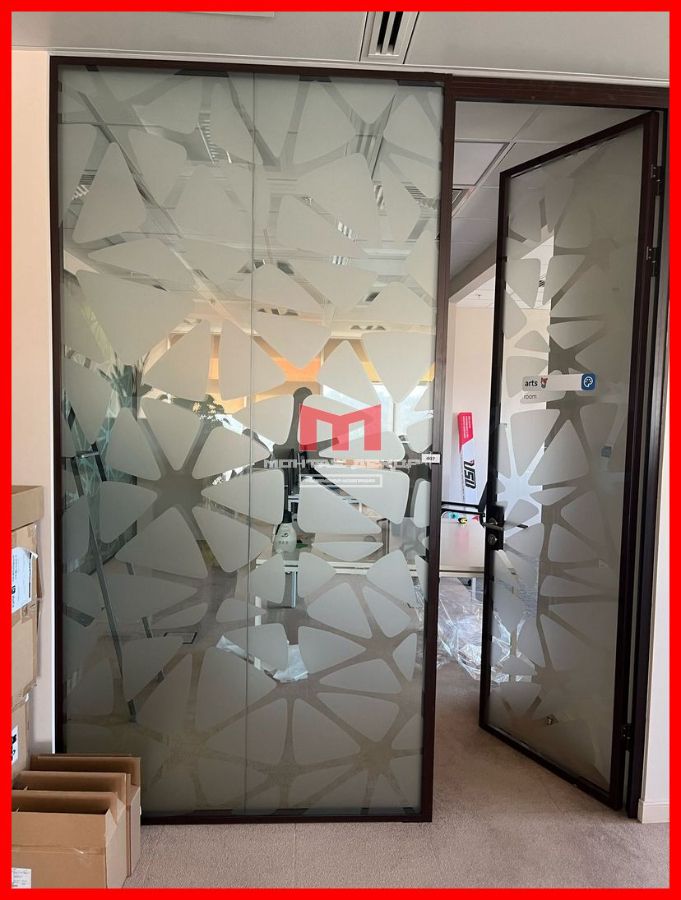 Оклейка матовой плёнкой стекол в офисе