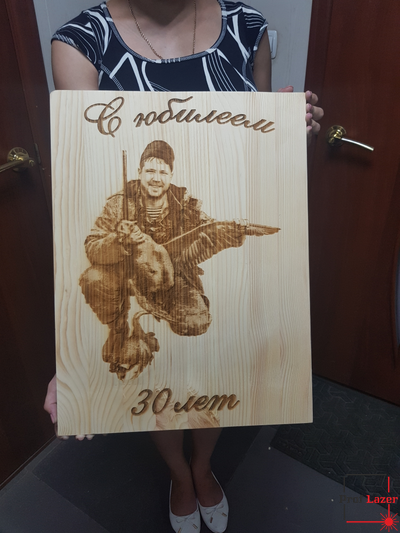 Гравировка по фото на деревянном щите 50х40