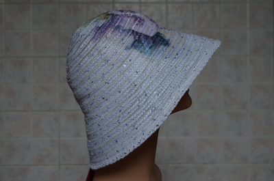 belaya-shlyapa-s-risunkom-zhenskaya-leto-2017