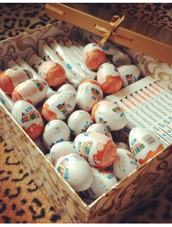 Сладости "Киндер Сюрприз" в коробке