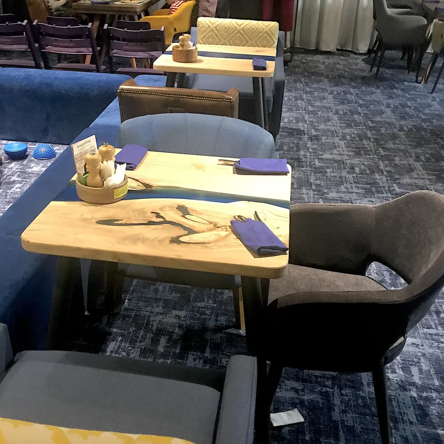 Стол-река из массива карагача для кафе, баров и ресторанов. Работа spilcenter.com для сети семейных кафе "Андерсон", г.Москва