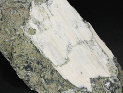 Брусит (немалит), волокнистый брусит на змеевике, коллекционный образец, Россия, КЧР, Урупский район, м-ние. Белые осыпища (107*50*28 мм, 111 г) №29672