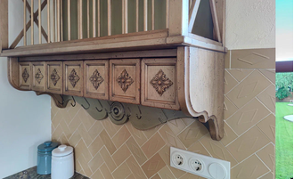 Навесной шкаф с отделением для тарелок.