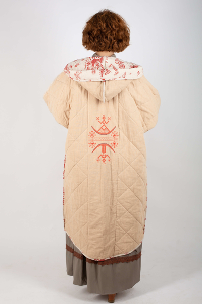 Стеганое пальто "Родное тепло" с капюшоном бежевое