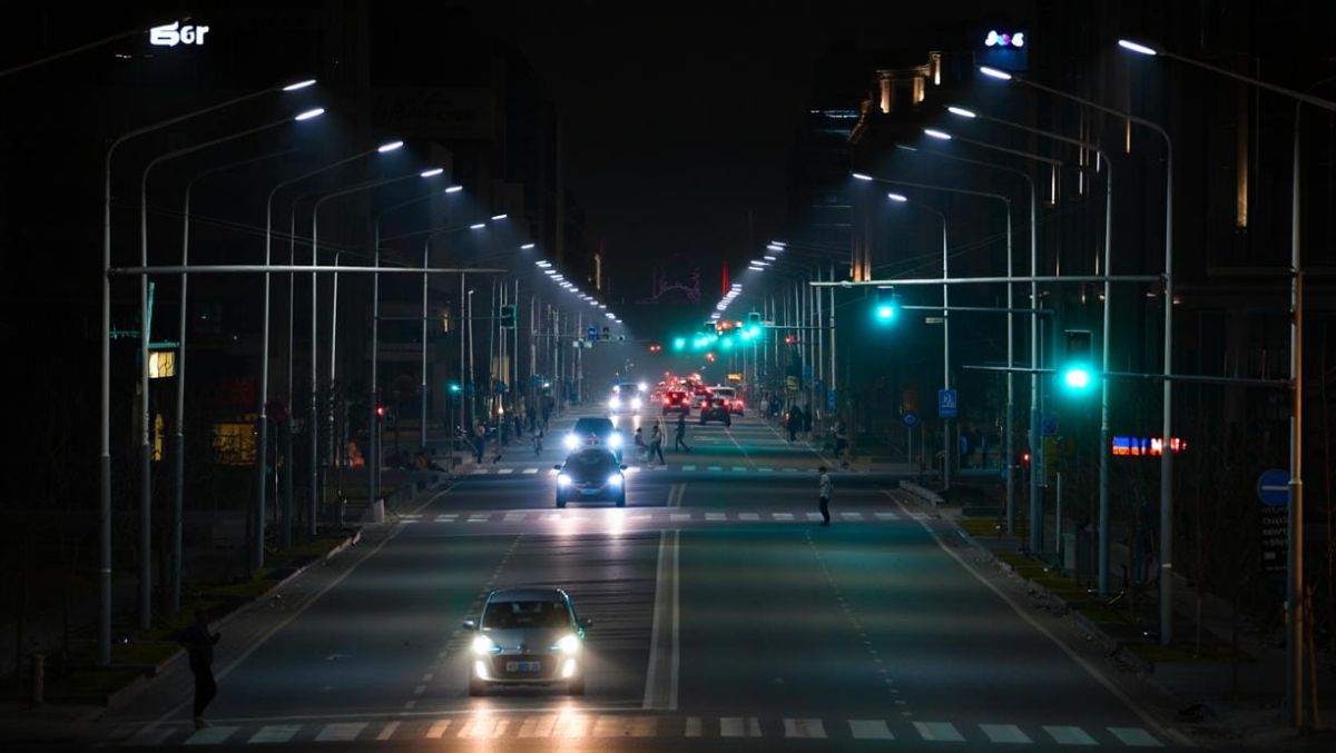 Ночная улица с управляемым освещением: разные зоны света, акцент на умное управление.