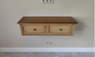 Полка-консоль навесная под ТВ с двумя ящиками.