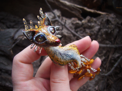 "Пятихвостая кицунэ, разжигающая пламя лисица", фэнтези-брошь в восточном стиле