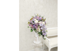 Композиция из искусственных цветов на статуэтке ангела. Форма капли с орхидеями №19