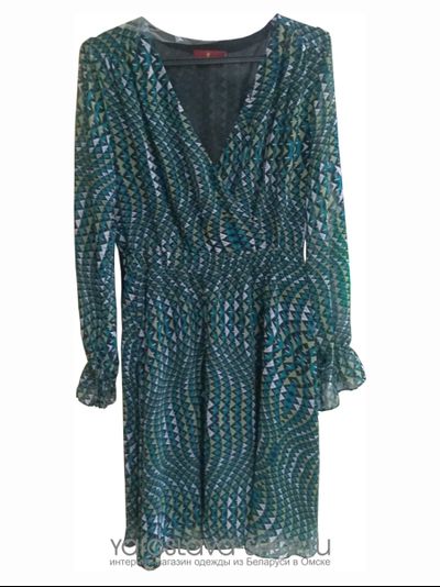 Платье бирюзового цвета с геометрическим орнаментом отрезное по линии талии