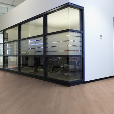 Ламинат Wineo Дуб Финляндия Бежевый LA225XXLV4 в интерьере офисного здания