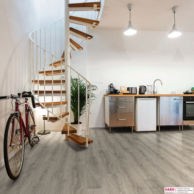 Декор ламината Haro Дуб Доломити 538654 в интерьере гостиной