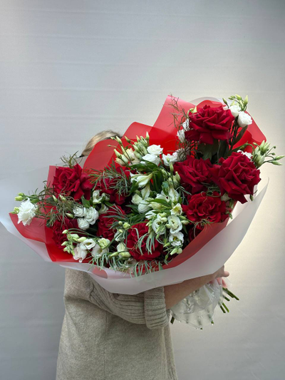 Букет с ажурной розой "Красное кружево"