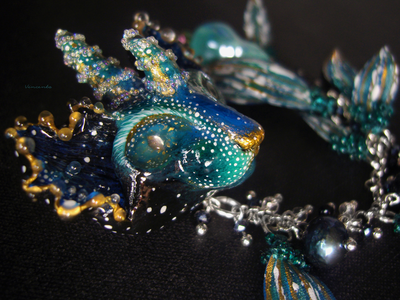 Брошь "Морской дракон из рода двурогих котов", украшение-талисман с длинной подвеской