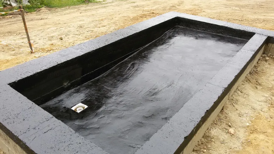 Сливная система в мойке обработанная мастикой.
