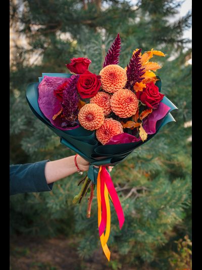 Букет с оранжевыми георгинами