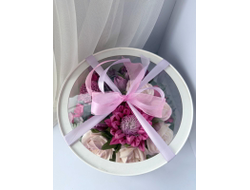 Шляпная коробка с зефирными цветами