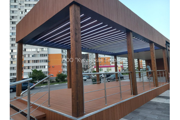 Коммерческое помещение полностью "ПОД КЛЮЧ" в г.Анапа размером 5*20 метров. Металлический каркас, деревянные балки с подсветкой. Пол, торец и кровля из полнотелой ДПК.