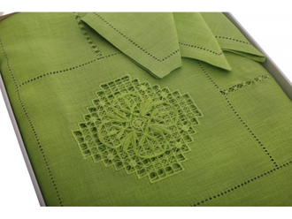 Комплект вышитого светло-зеленого столового белья: квадратная скатерть и салфетки рустик-стиль