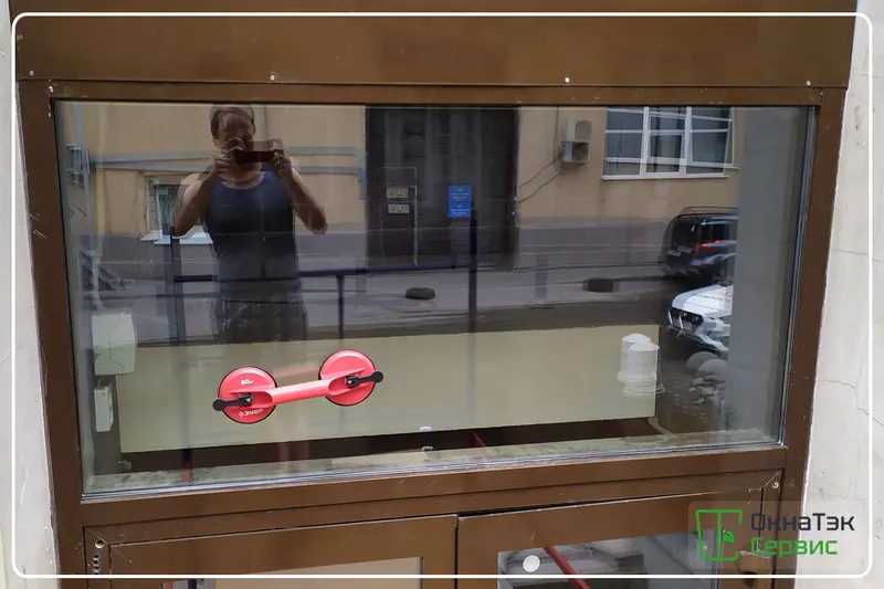 Новый стеклопакет в алюминиевом окне после замены