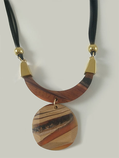 (АРТИКУЛ: 8998/02) КОЛЬЕ ЖЕНСКОЕ, КРУПНАЯ ПОДВЕСКА В КОРИЧНЕВО-БЕЖЕВО-ОРАНЖЕВЫХ ТОНАХ, ЮВЕЛИРНЫЙ ПЛАСТИК, ЗОЛОТИСТЫЙ МЕТАЛЛ, ЧЕРНЫЕ ШНУРКИ