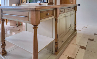 Остров на кухню с дубовой столешницей и 11 ящиками.