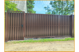 Забор из штакетника с откатными воротами