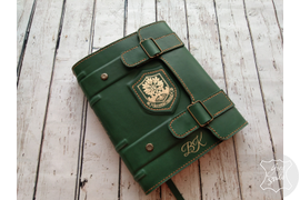 Ежедневник - органайзер из натуральной телячьей кожи с гербом и именной надписью.
Внутри карманы для карт, бумаг, блок на 180 листов формата А5
Именное тиснение золотом на обложке и корешке ежедневника.