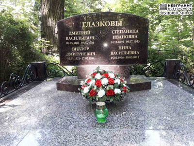 Гранитный памятник с оградой уголки 271