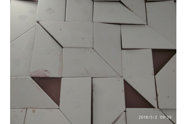 С обратной стороны панели обязательно прокрашиваются тем же цветом, в который будет окрашена их лицевая часть. Дырки от саморезов на лицевой стороне шпаклюются и затираются до невидимости.