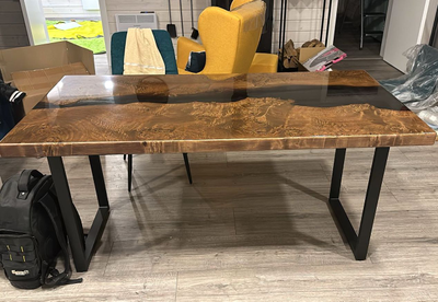 стол из горного тополя с рекой из эпоксидной смолы чёрного цвета