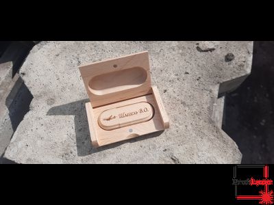 Флешка в футляре с гравировкой