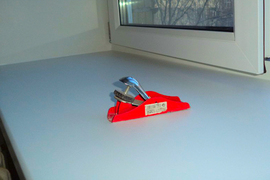 Установленный подоконник белого цвета