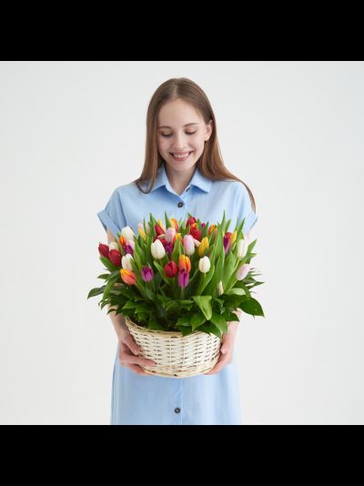 Корзина ярких тюльпанов