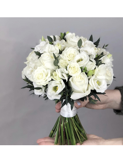 Букет из роз и эустомы