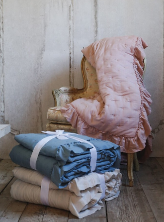 Покрывало стеганое с оборкой синее.