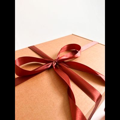 Большая подарочная коробка GILEV 44x32x15см с коричневой лентой и наполнителем крафт