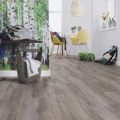 Ламинат Wineo Дуб Монако Серый LA217LV4 в интерьере кухни