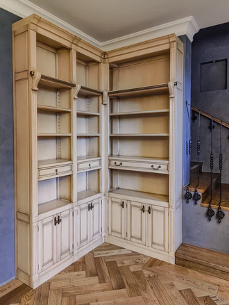 Библиотека угловая открытая с нижними тумбами и лестницей.