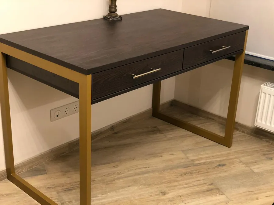 021 Стол на металлокаркасе.
Покрытие опор стола порошковое RAL 1036, матовое.
Столешница и остальное ЛДСП Egger, H 1116 Баменда венге тёмный, структура ST12.
Ящики на направляющих полного выдвижения с доводчиками.
