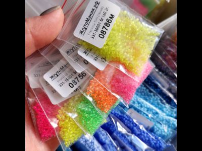 БИСЕР PRECIOSA 10/0 - 08756 ПРОЗРАЧНЫЙ С САЛАТОВОЙ ЛИНИЕЙ ВНУТРИ (НЕОНОВЫЙ) (5г)