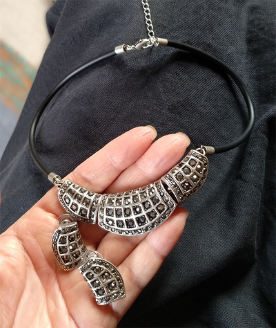 (АРТИКУЛ: 9676/33) КОМПЛЕКТ ЖЕНСКИЙ (КОЛЬЕ+СЕРЬГИ), МЕТАЛЛ "СЕРЕБРО", ЧЕРНЫЙ ШНУРОК, ТЕМНЫЕ СТРАЗЫ