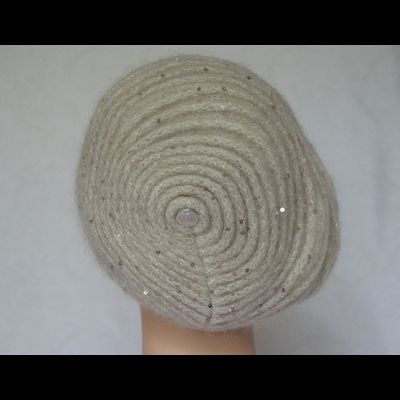 Вязаный берет с асимметричными полосами Vizio Италия 6942 бежевый