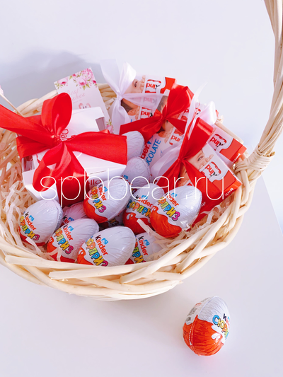 Подарочная корзина Киндер сюрприз и Рафаэлло