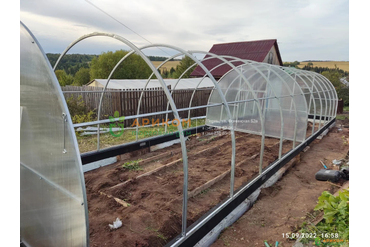 Сборка каркаса. Дополнительно смонтирована перегородка по середине теплицы.