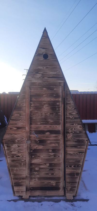 Туалет Городской (из вагонки, обожжённый, домиком, с сиденьем, кровля С10 Шоколад)