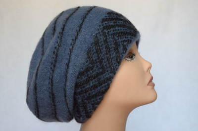 siniy-beret-dlya-zhenshchin-vyazanyy-zima-kupit
