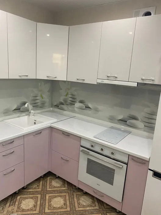 Глянцевая кухня бело-розовые фасады